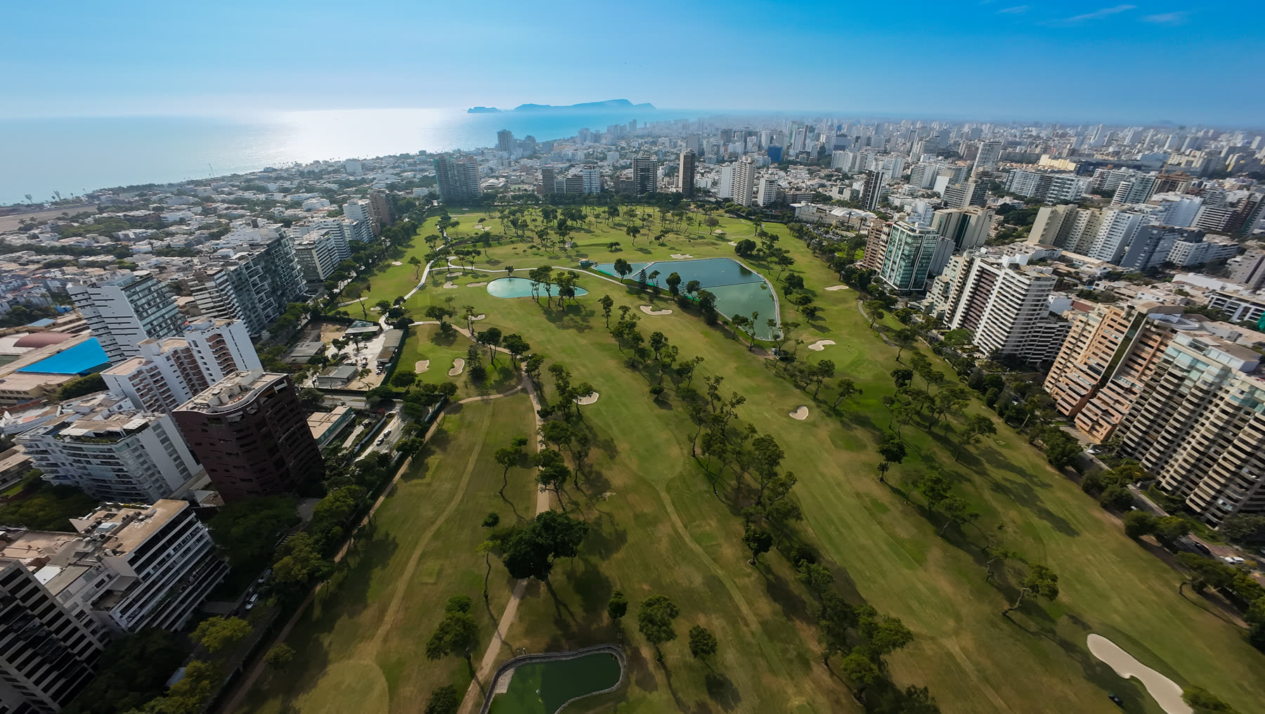 Vista aérea del campo de golf junto al desarrollo
