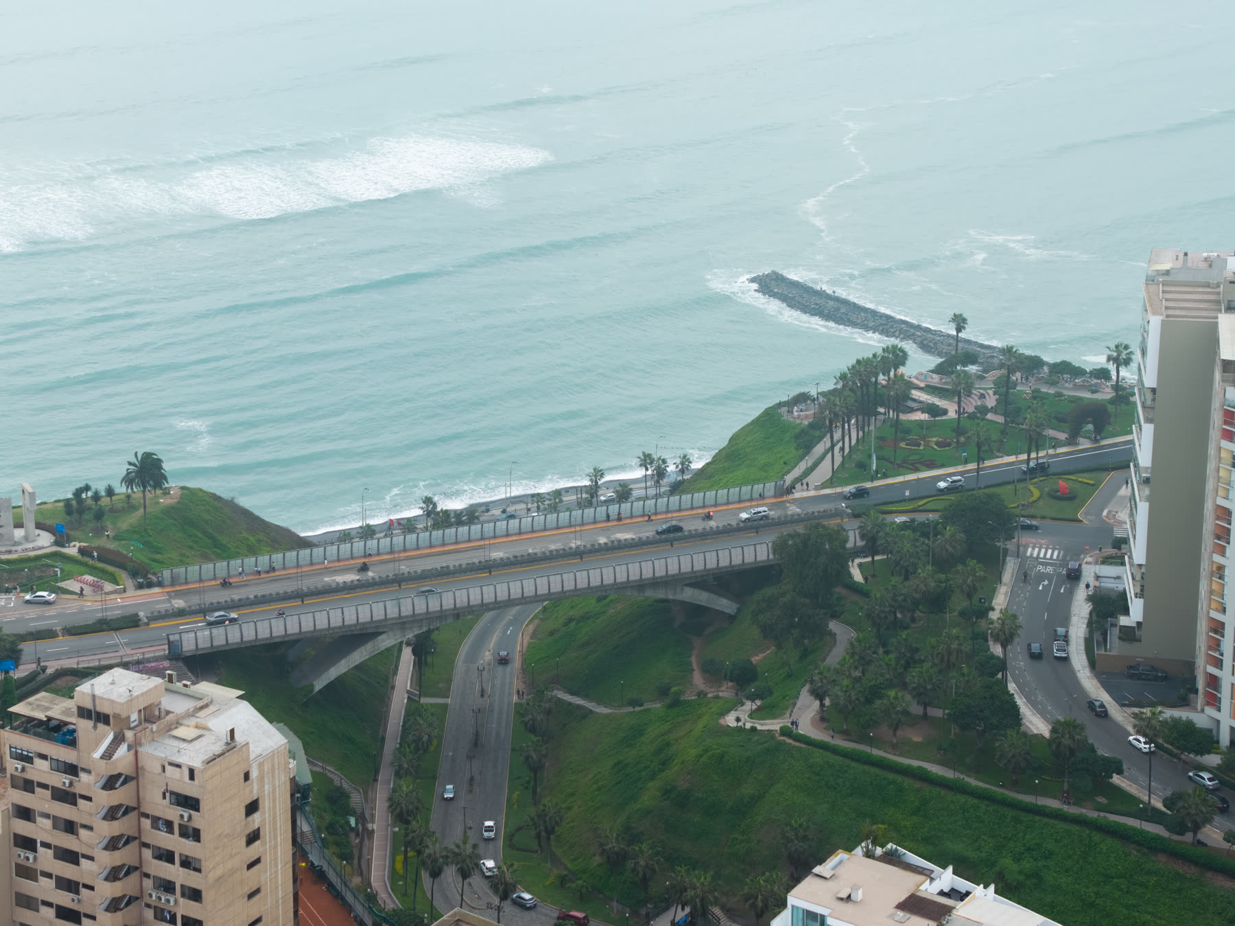 Toma con drone del puente de Miraflores con color de post-producción