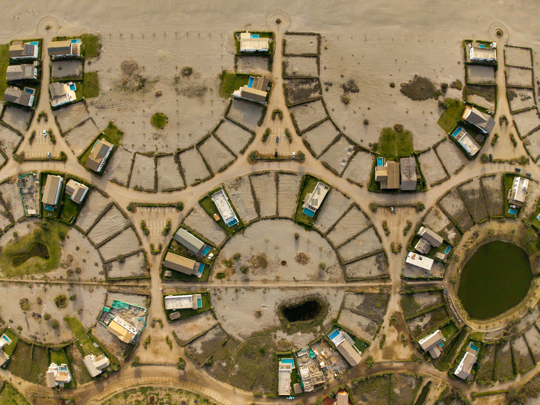 Toma aérea panorámica del condominio en Playa del Carmen, Chincha